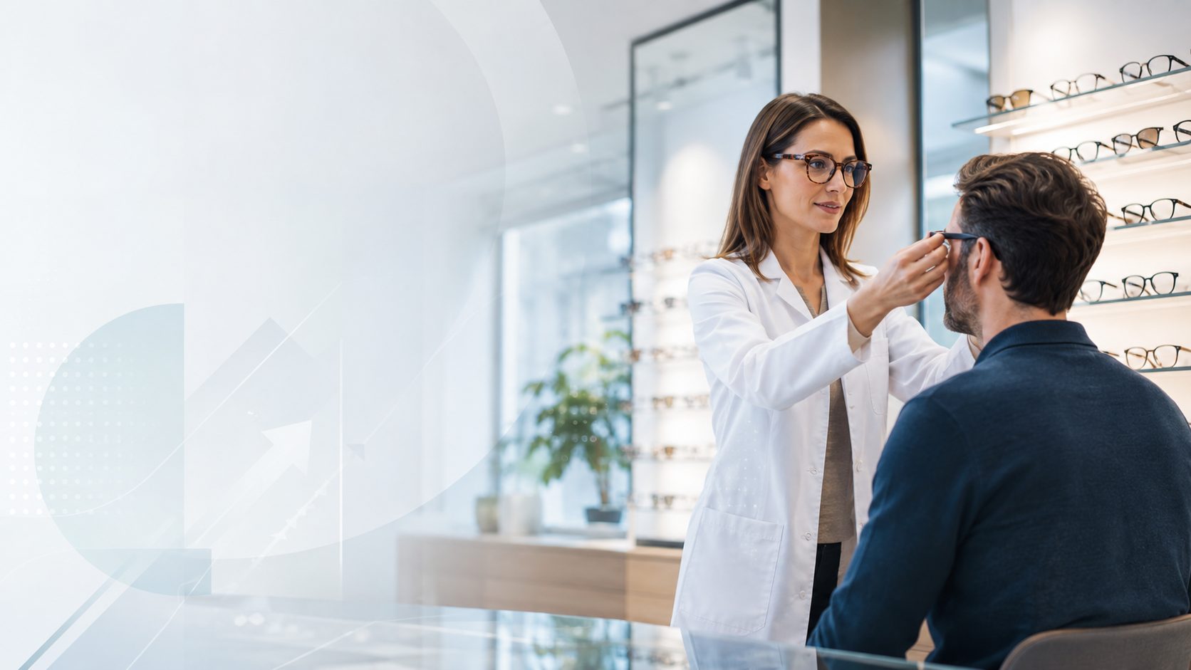 Opticienne ajustant une monture pour un client en magasin