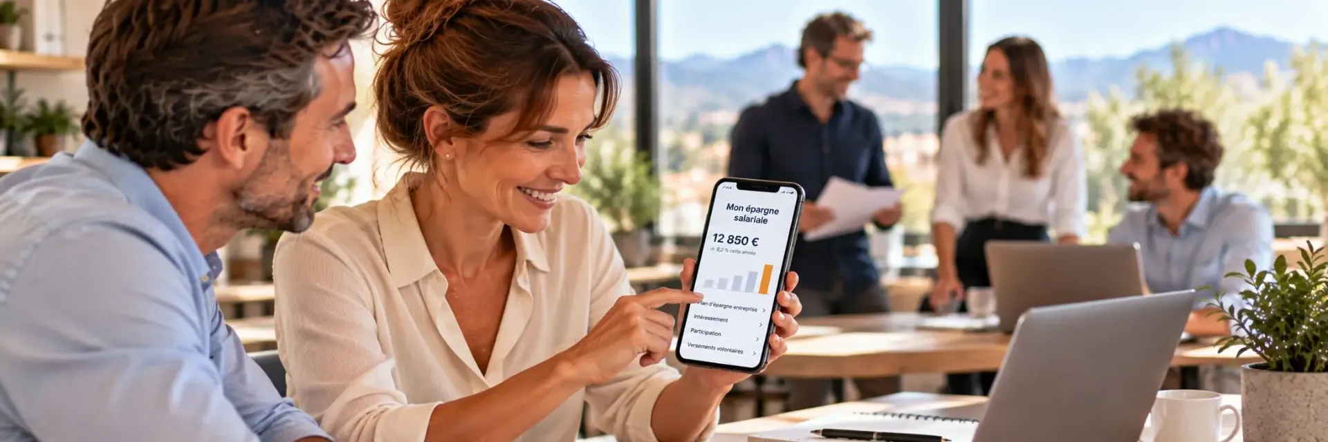 Salariée consultant son épargne salariale sur smartphone avec un conseiller